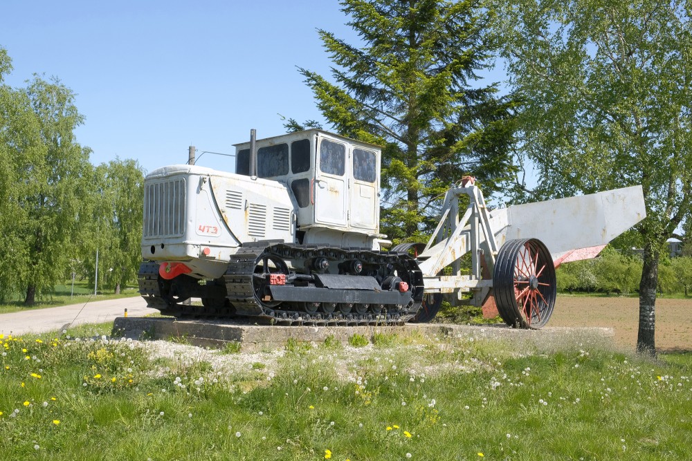 Traktors Staļinecs 80 (Сталинец-80) T 100 ar grāvju rakšanas iekārtu