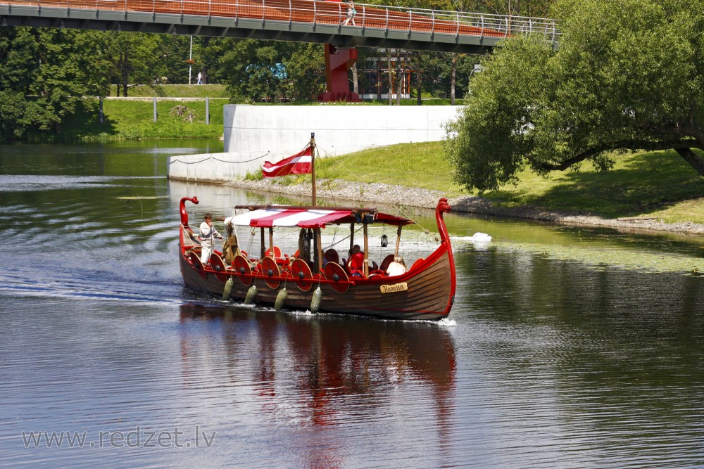 Viking Boat „Nameisis” drifts by the River Driksa