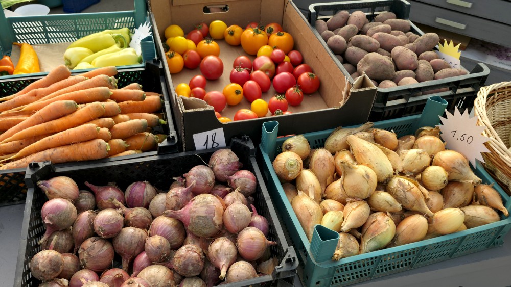 Svaigi vietējie dārzeņi un lauku labumi dārzniecības FlosFloret piedāvājumā