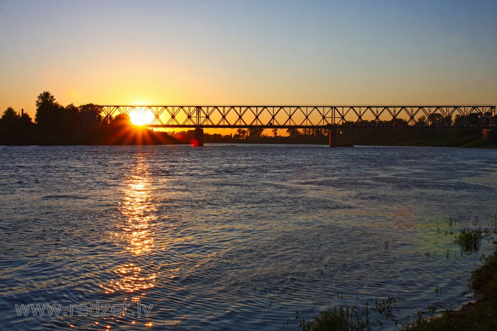 Saulriets Daugavā pie Daugavpils dzelzceļa tilta
