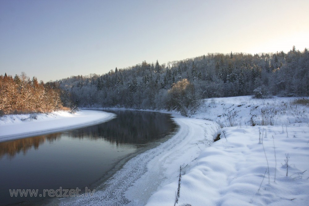 Gauja ziemā pie Siguldas