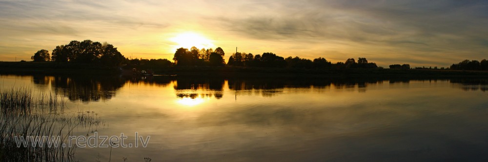 Daugavas saulrieta panorāma pie Līvānu pārceltuves