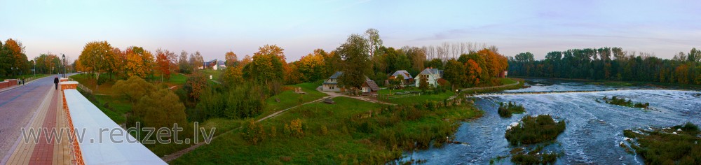 Kuldīgas ķieģeļu tilta un Ventas rumbas panorāma