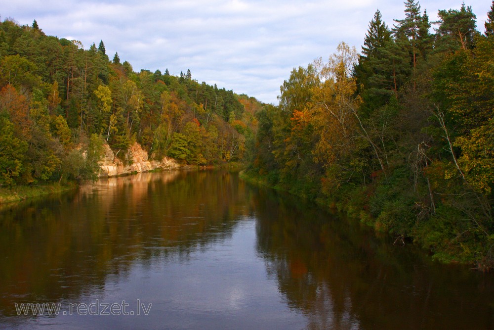 Gauja un Velnalas klintis Siguldā