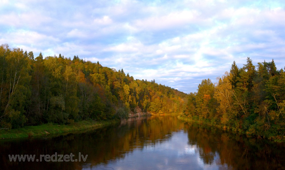 Gauja un Velnalas klintis Siguldā