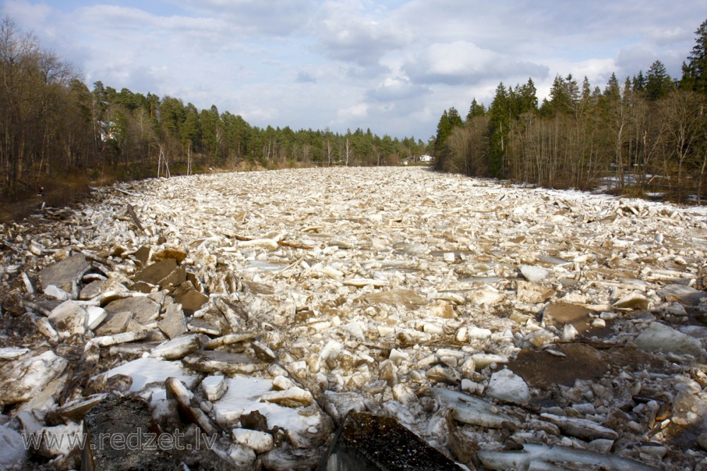Ogres upe pirms gājēju tilta
