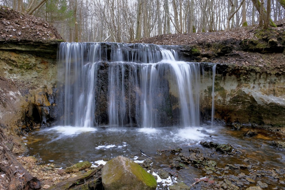 Daudas ūdenskritums agrā pavasarī Daudas ūdenskritums agrā pavasarī