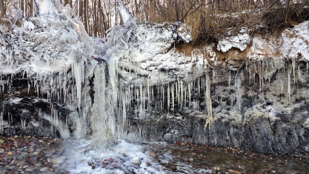 Sasalusi Staldzenes ūdenskrituma siena ar lāstekām un plūstošu ūdeni