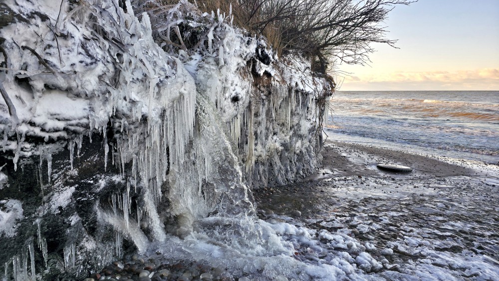 Staldzenes ūdenskritums pie jūras ar lāstekām gar stāvkrastu