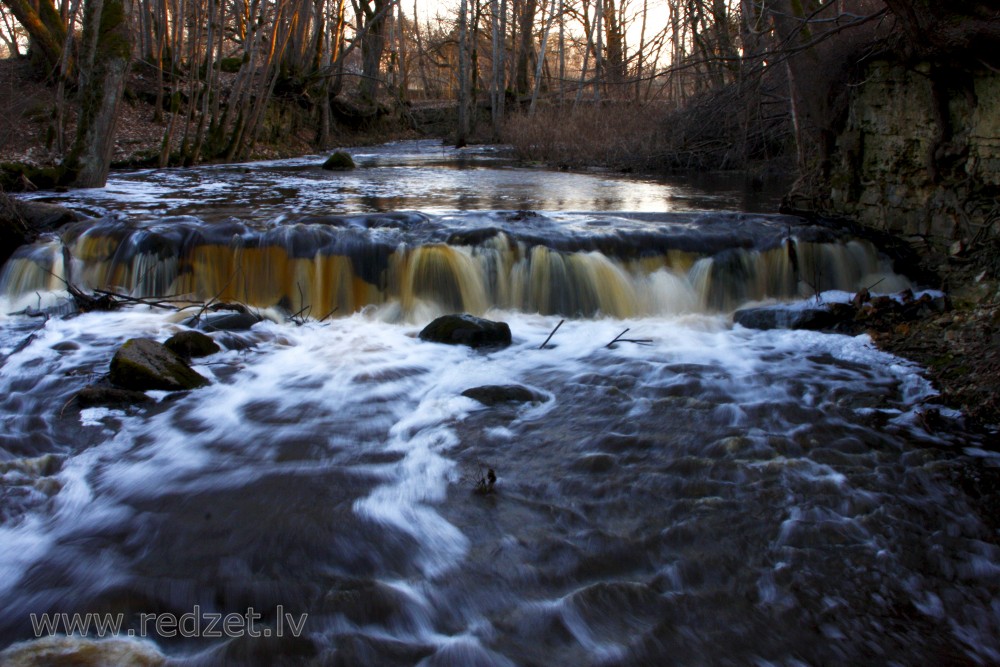Mākslīgi veidots dambis starp Īvandes ūdenskritumiem