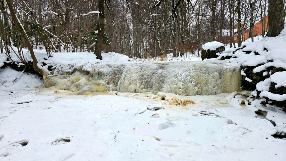 Aizsalusi Īvandes rumba ziemā ar sniega klātu upes gultni