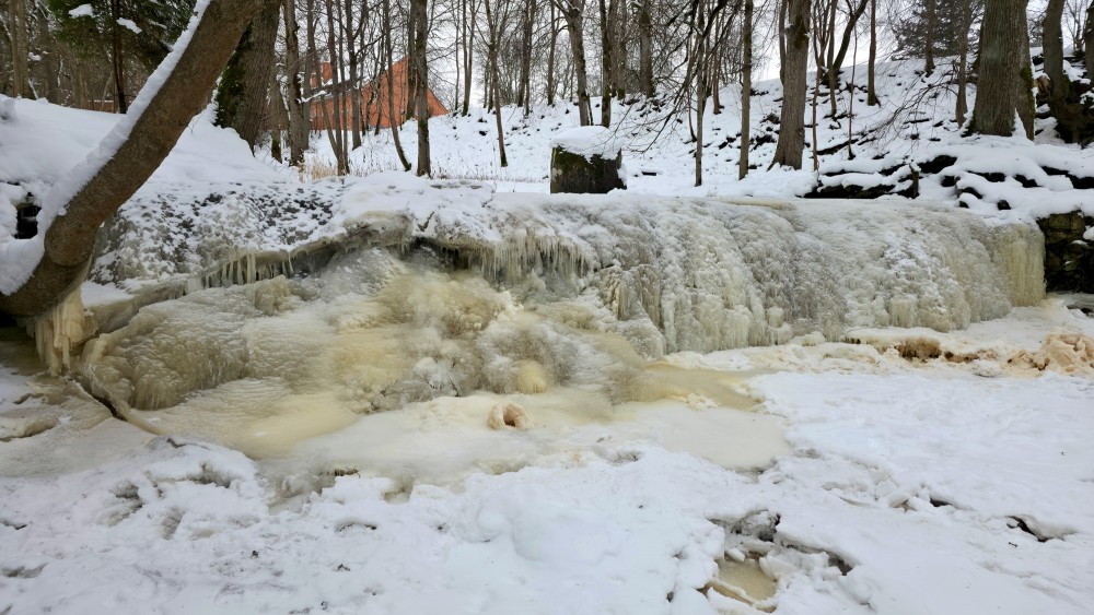Ziemas ledus veidojumi pie Īvandes apakšējā ūdenskrituma