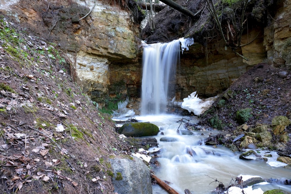 Omiķu gravas ūdenskritums