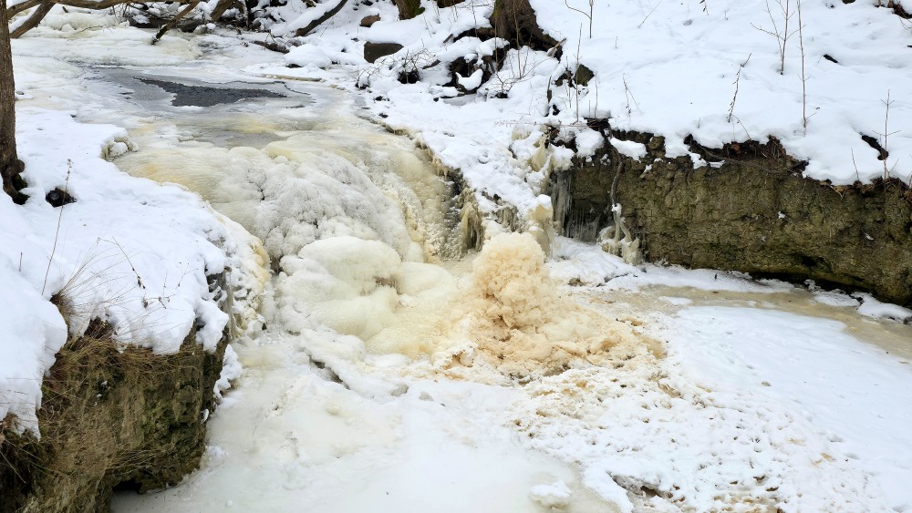 Aizsalusi Valdātu rumba ar ledus un sniega veidojumiem ziemā
