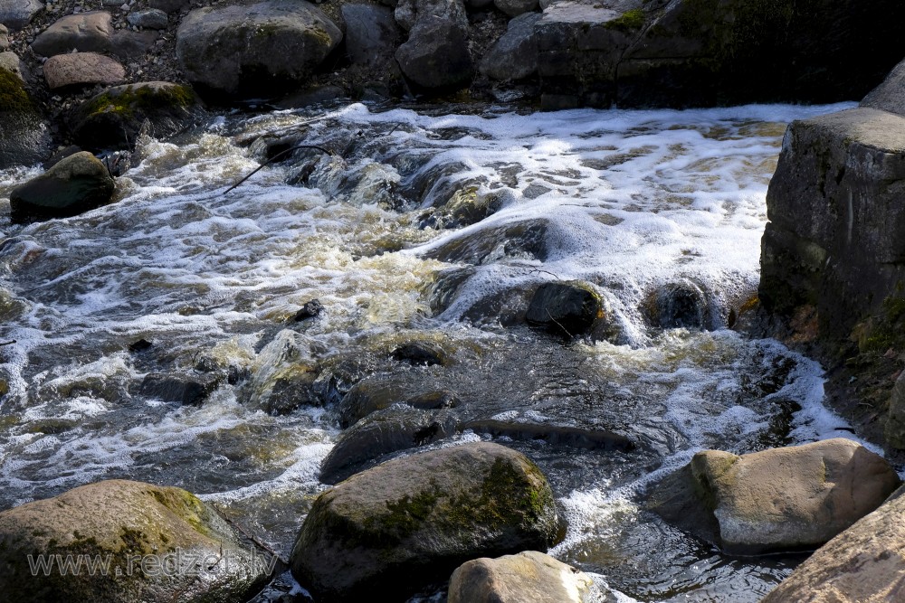 Mārupīte lejpus ūdenskritumam Arkādijas parkā