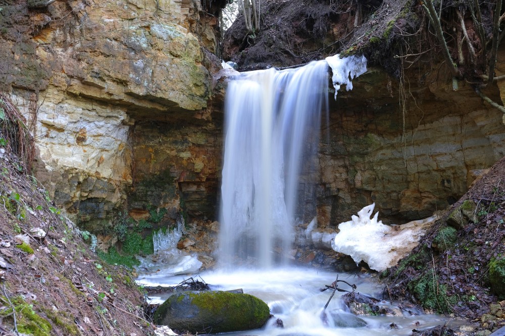 Omiķu gravas ūdenskritums