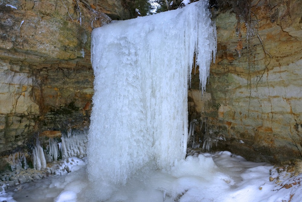 Omiķi Ravine Frozen Waterfall