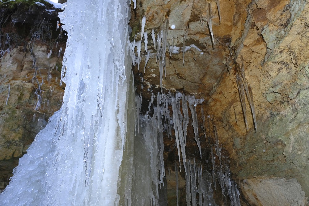 Omiķi Ravine Frozen Waterfall