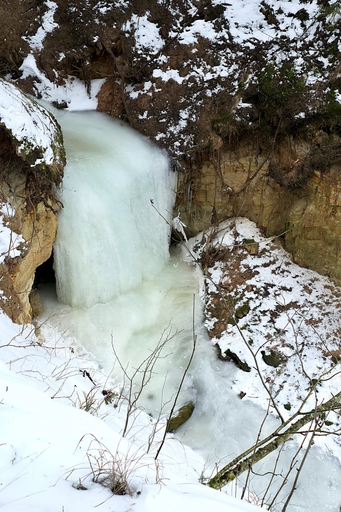 Aizsalis Omiķu gravas ūdenskritums ar masīvu ledus sienu ziemā