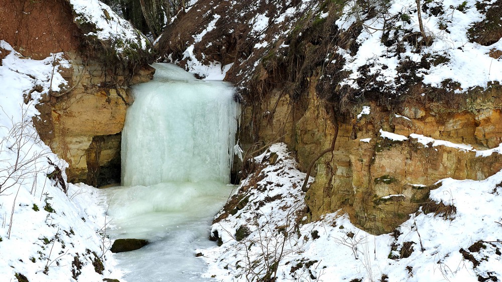 Masīvs ledus kritums Omiķu gravas ūdenskritumā ziemā