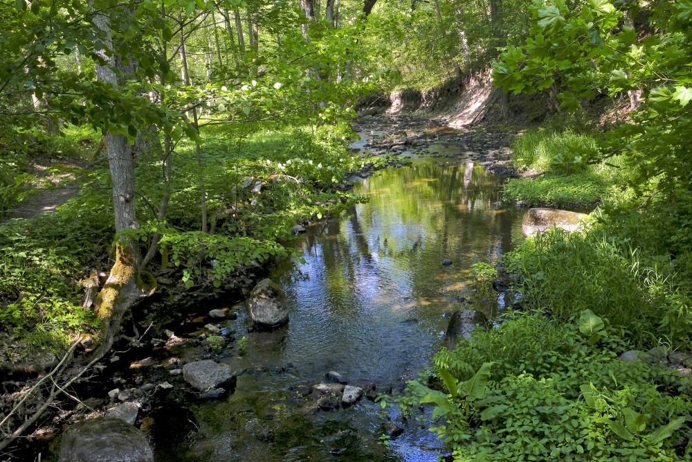 Īvandes upe starp augšējo un apakšējo ūdenskritumu Īvandes upe starp augšējo un apakšējo ūdenskritumu