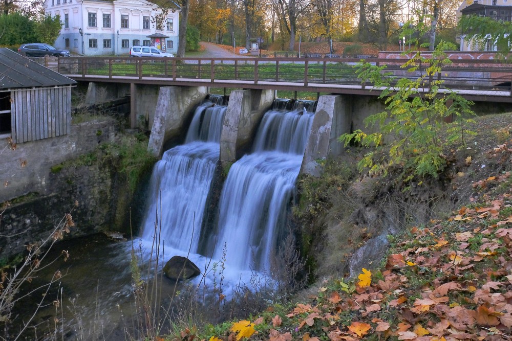 Alekšupītes ūdenskritums rudens vakarā