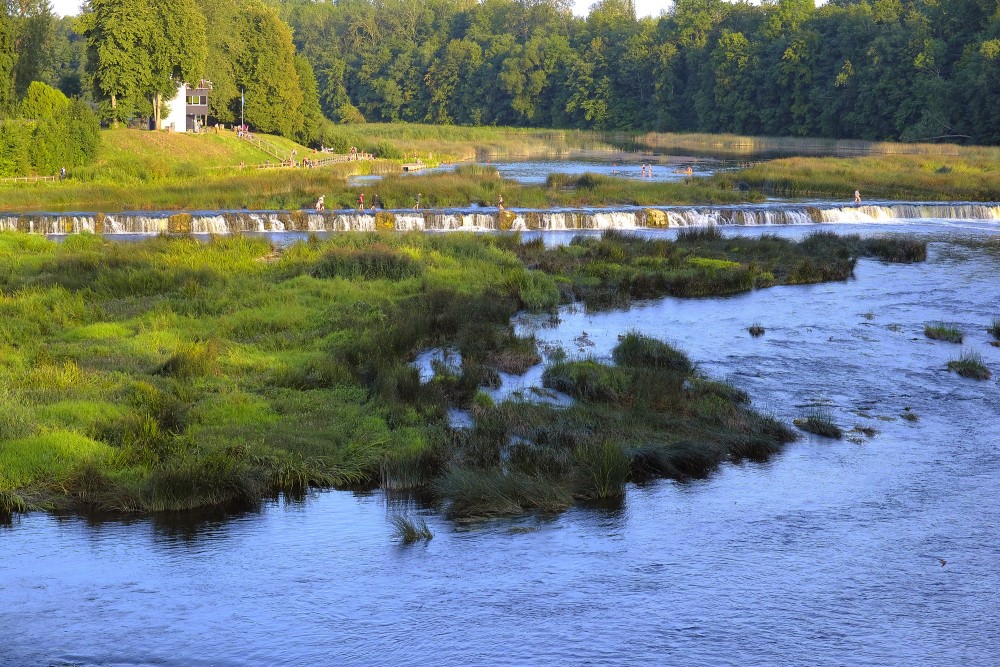 Cilvēki iet pāri Ventas rumbai