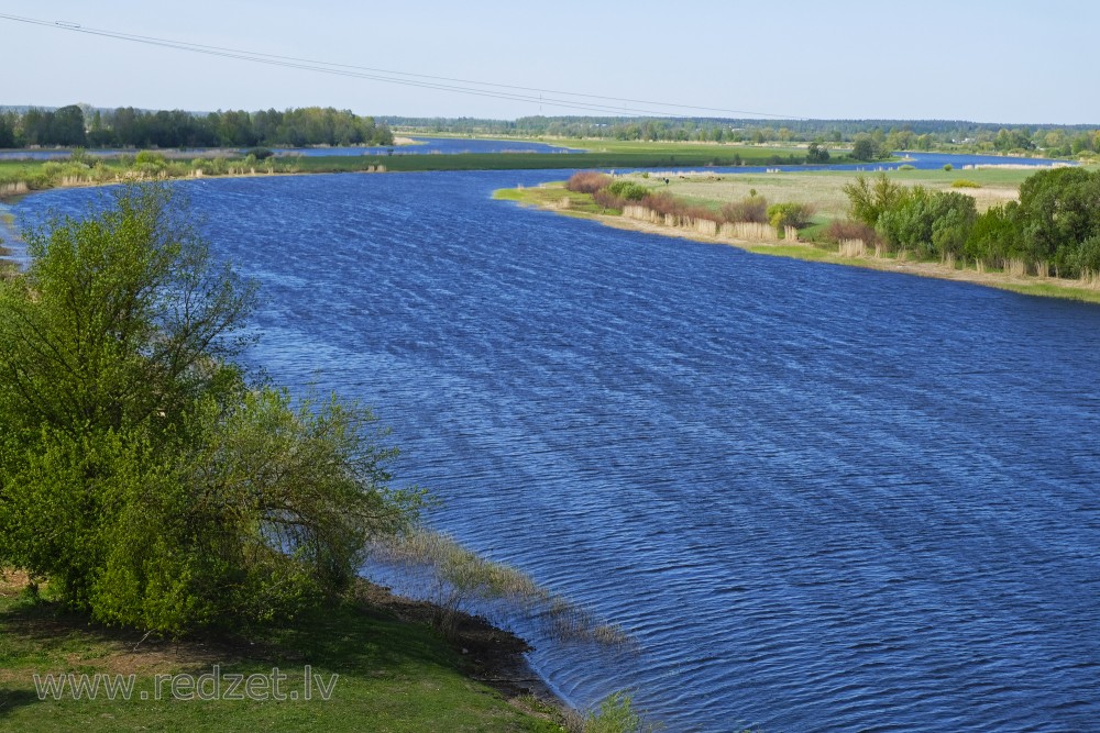 Skats no Pils salas skatu torņa uz Lielupes un Driksas ieskauto Pils salu