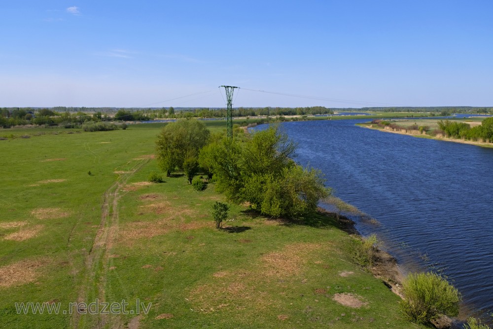 Skats no Pils salas skatu torņa ziemeļu virzienā uz Lielupes palienes pļavām Pilssalā