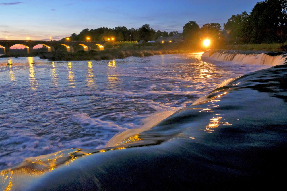 Ejot pāri Ventas rumbai naktī