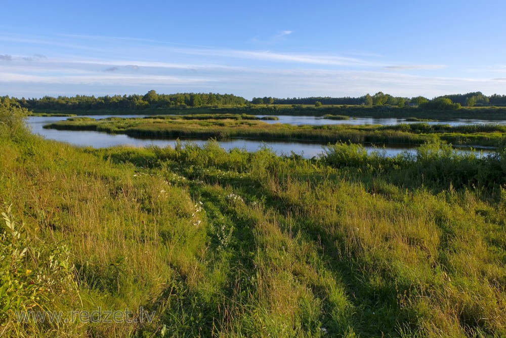 Daugava pie Madaliņas baznīcas