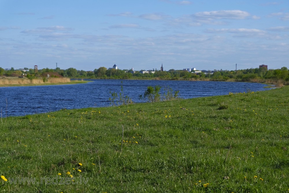 Skats no Jelgavas Pilssalas uz Jelgavu un skatu torni