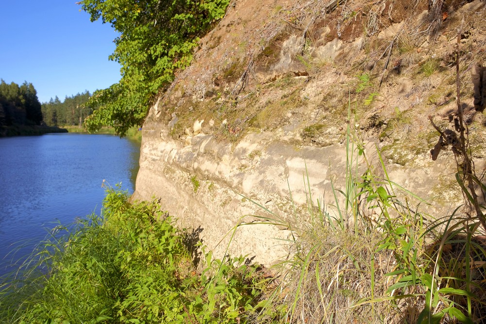 Liepas iezis (Baltā klints, Ozolu iezis)