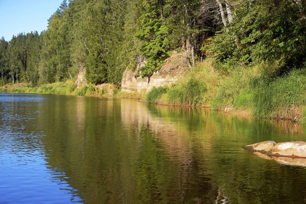 Liepas iezis (Baltā klints, Ozolu iezis)