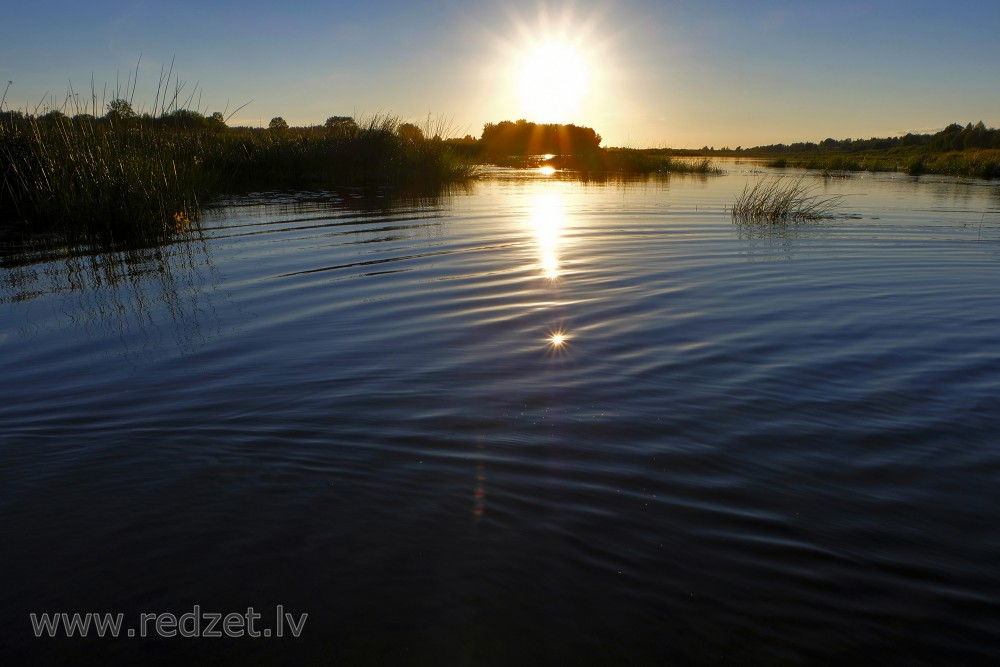 Saulriets Daugavā pie Madaliņas baznīcas