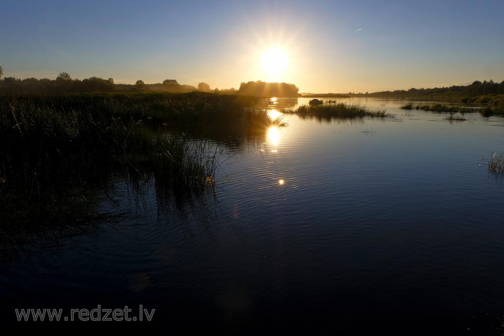 Saulriets Daugavā pie Madaliņas baznīcas