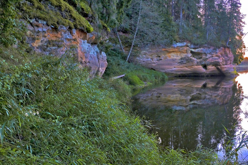 Kazu iezis (Paeglīšu iezis, Sarkanās klintis, Kazu iezis un arī Kāzu iezis)