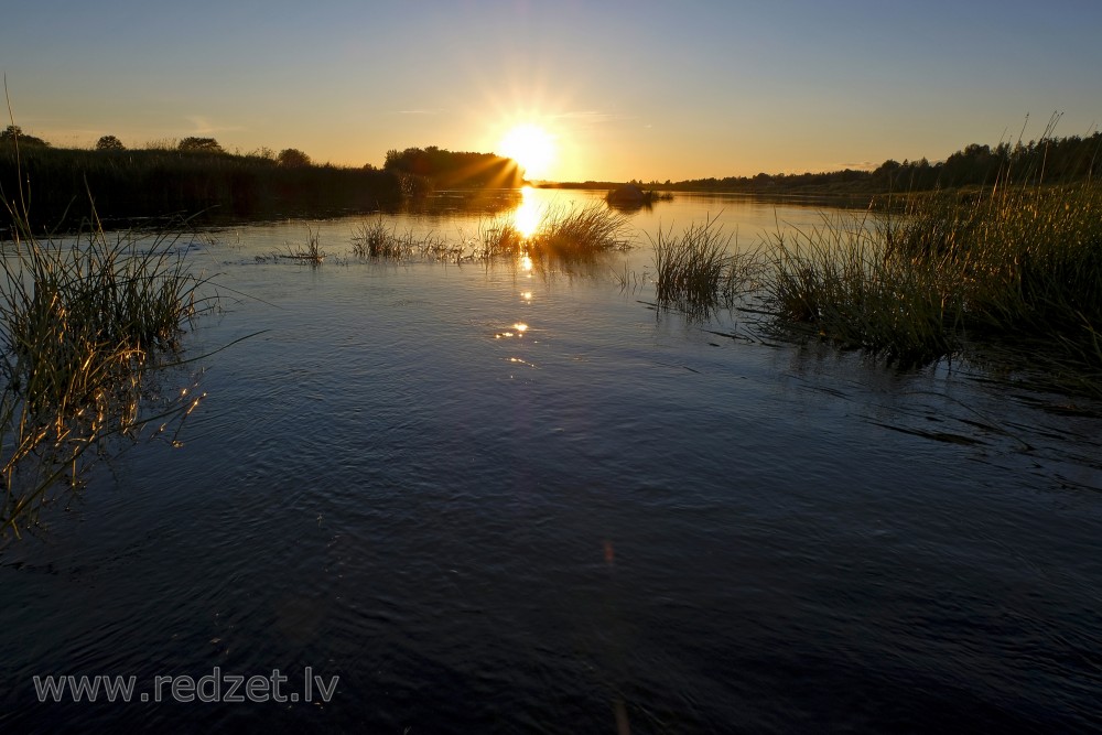 Saulriets Daugavā pie Madaliņas baznīcas