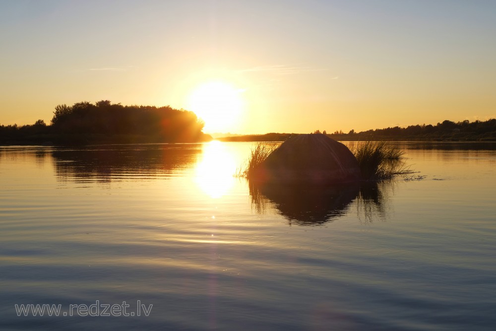 Saulriets Daugavā pie Madaliņas baznīcas