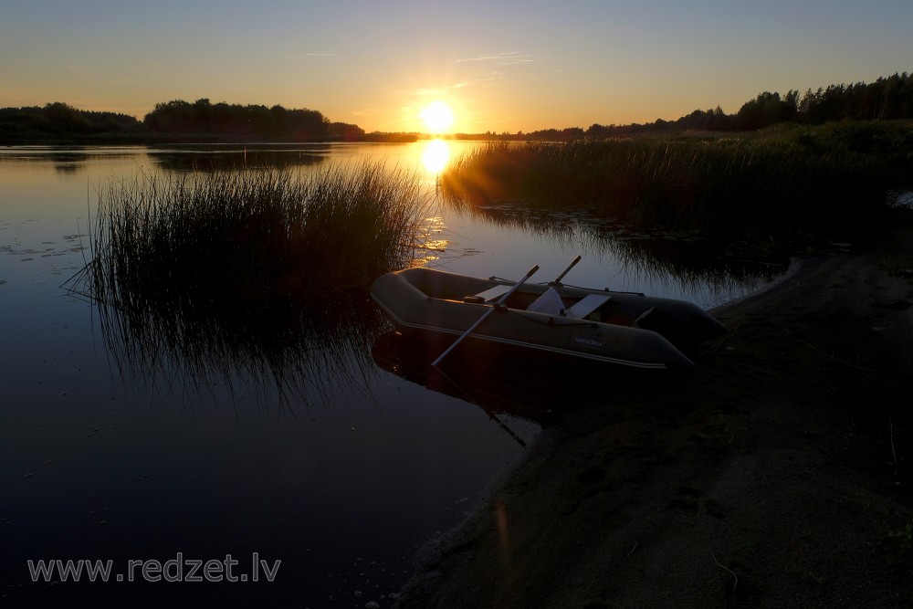 Saulriets Daugavā pie Madaliņas baznīcas