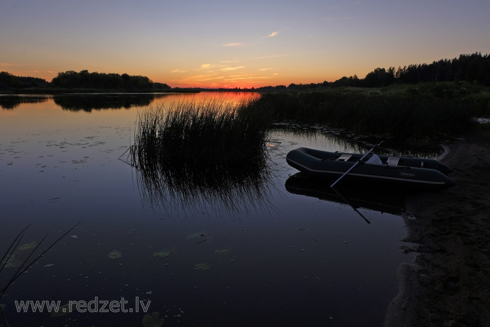 Daugava pie Madaliņas baznīcas pēc saulrieta