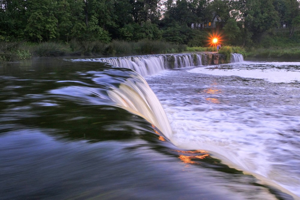 Ventas rumba naktī, prožektoru izgaismota