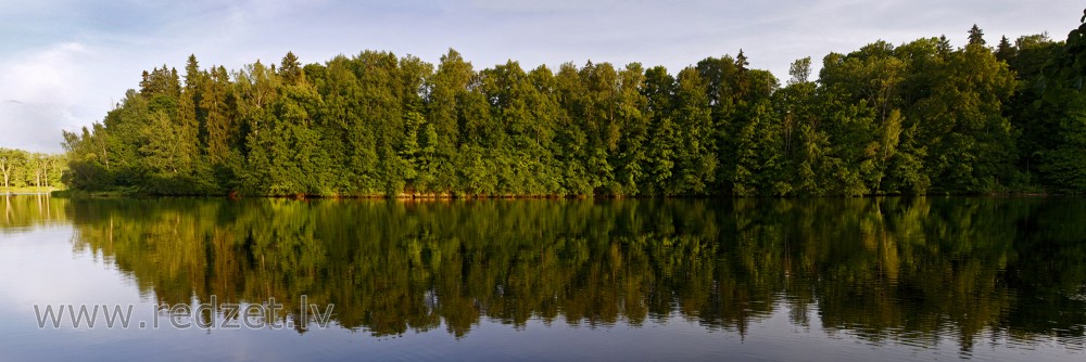 Pērses panorāma ar koku atspulgu ūdenī