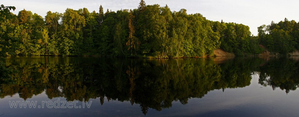 Pērses panorāma ar koku atspulgu ūdenī