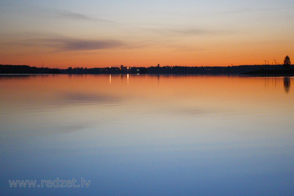 Nakts ainava Daugavā