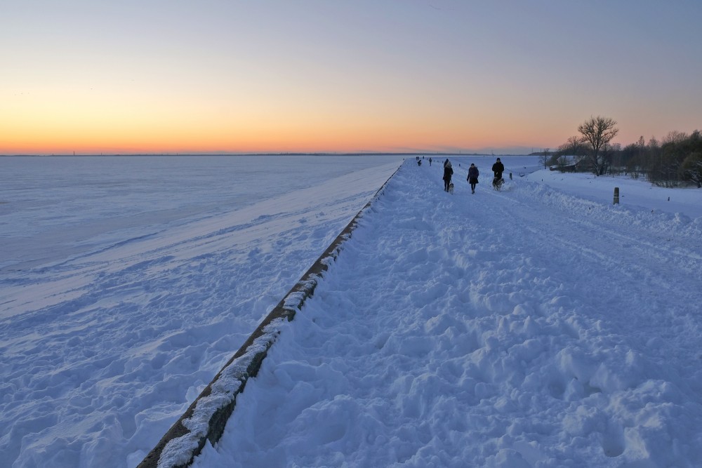 Daugava pie Rīgas HES ziemas vakarā