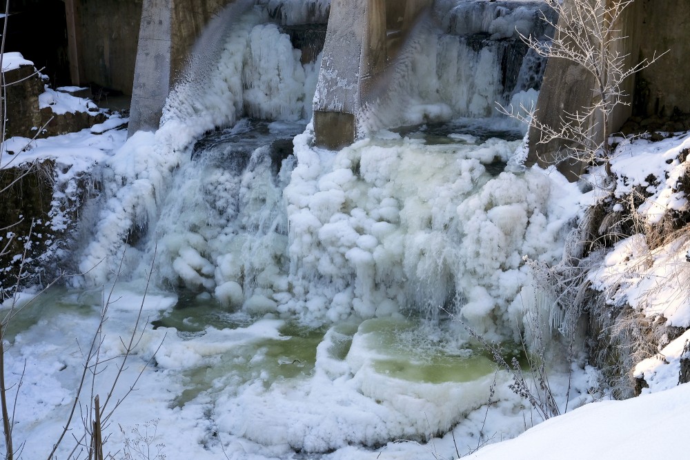 Frozen Alekšupīte Waterfall