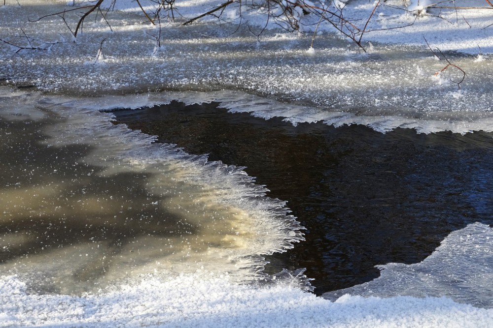 Ledus rotājumi upē