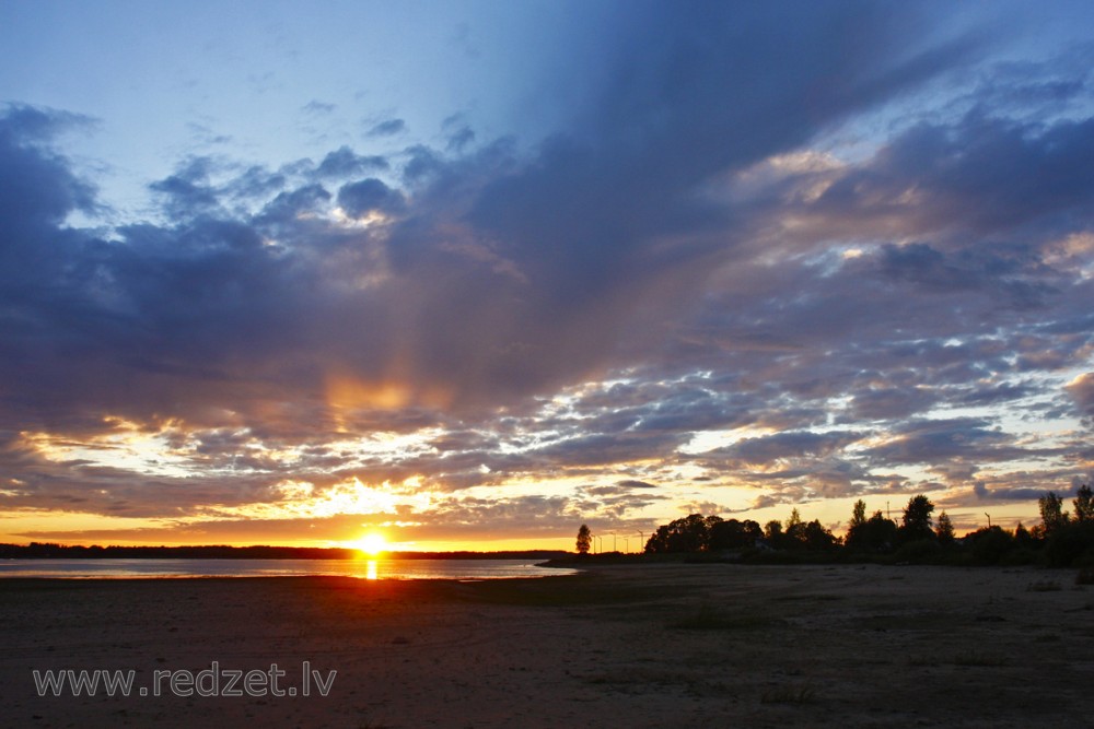 Saulriets Daugavā pie Ikšķiles