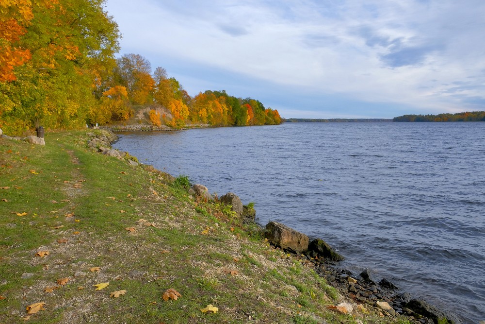 Rudenīgs Daugavas krasts ar akmeņainu taku un krāsainiem kokiem